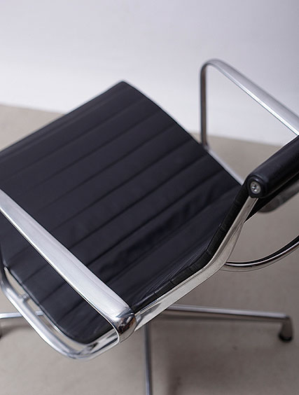 Charles Eames – Black Leather EA115