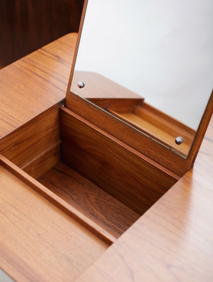 Severin Hansen – Dressing Table