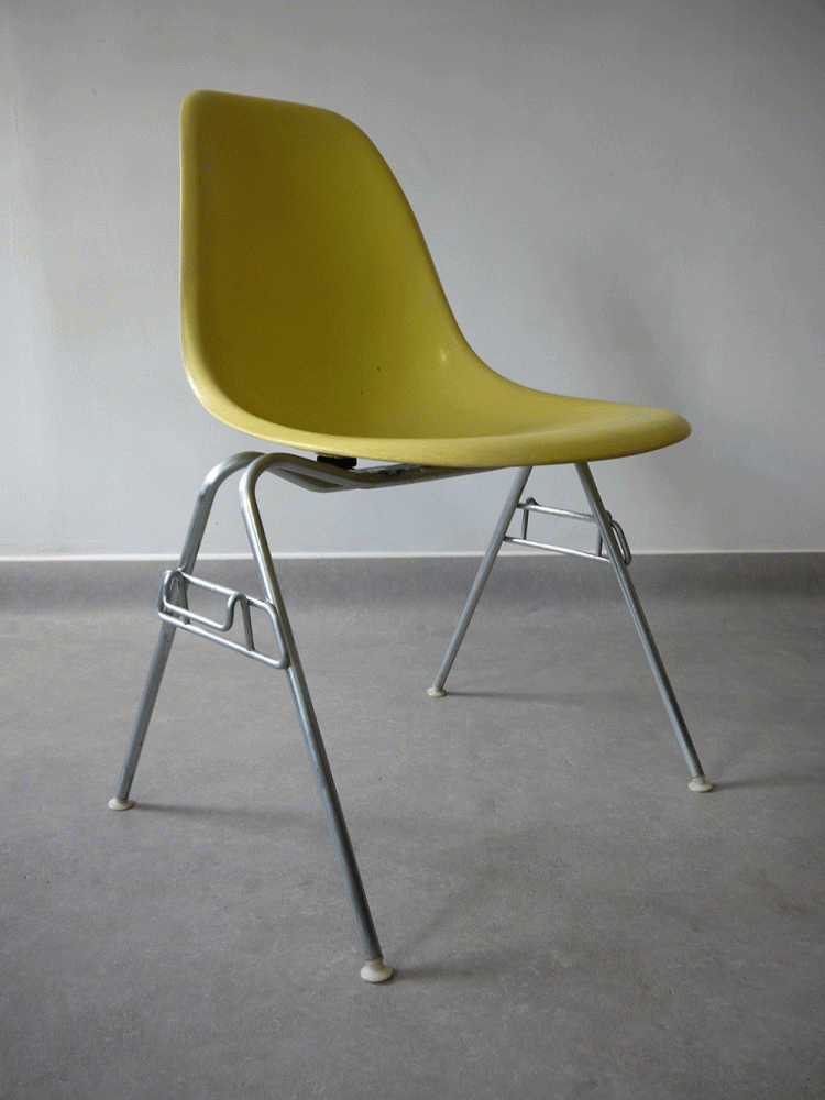 Charle and Ray Eames – Stacking Side Shell Chair
