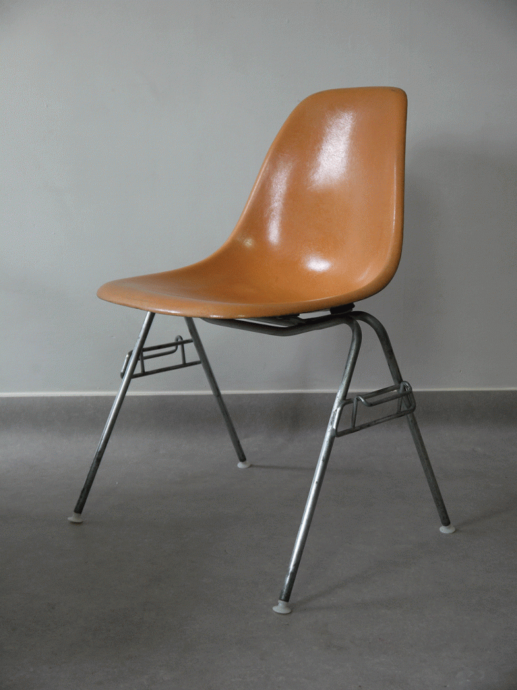 Charles and Ray Eames – Side Stacking Shell Chair