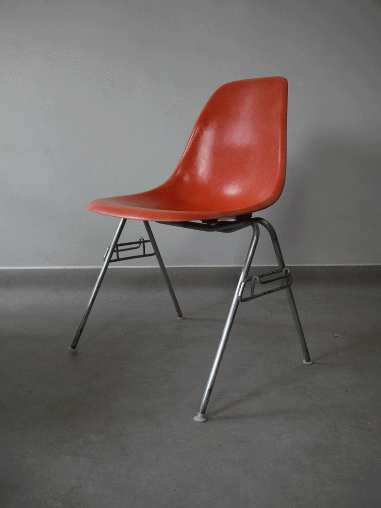 Charles and Ray Eames – Stacking Side Shell Chair