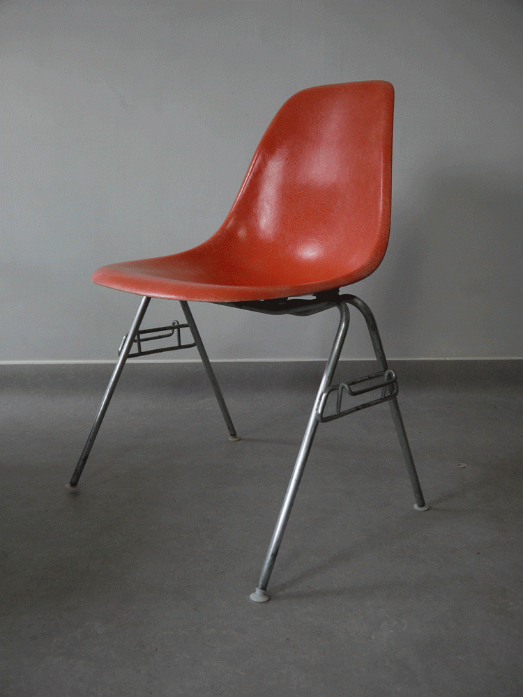 Charles and Ray Eames – Stacking Side Shell Chair