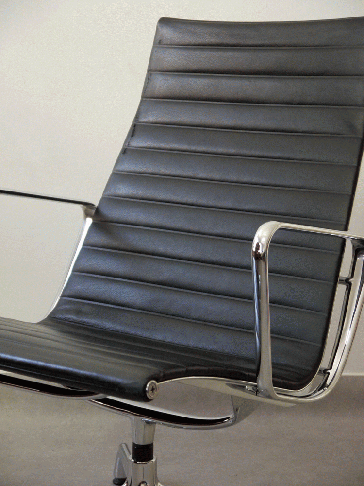 Charles and Ray Eames – EA115 Swivel Lounge Chair