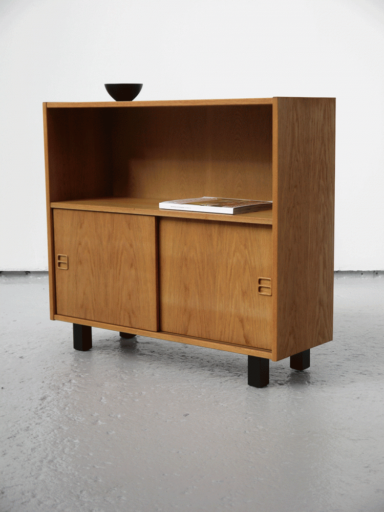 Dainsh – Oak Console Cabinet