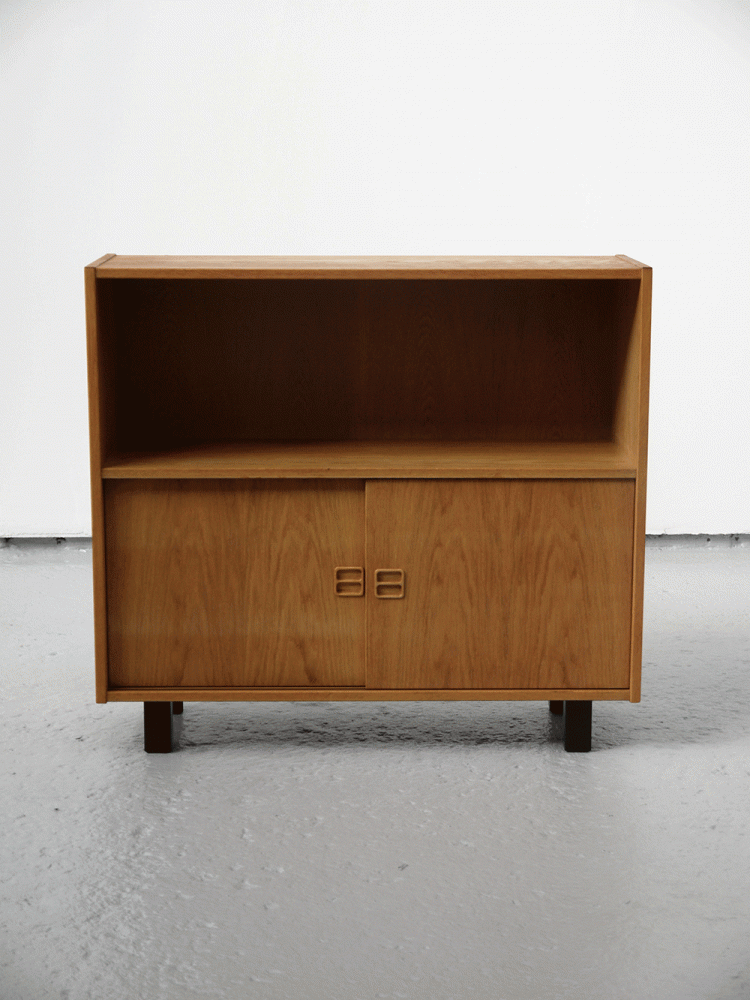 Dainsh – Oak Console Cabinet