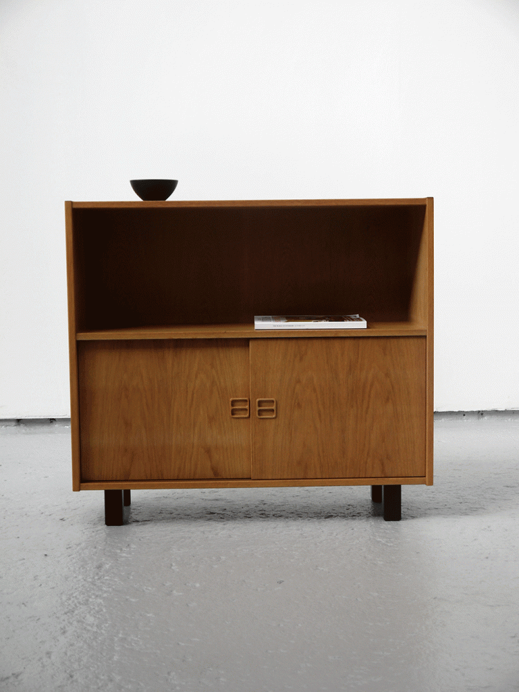 Dainsh – Oak Console Cabinet