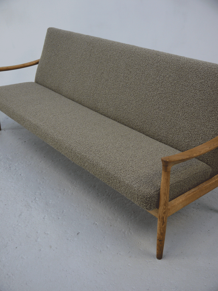Fritz Hansen – Large Oak Three Seat Sofa