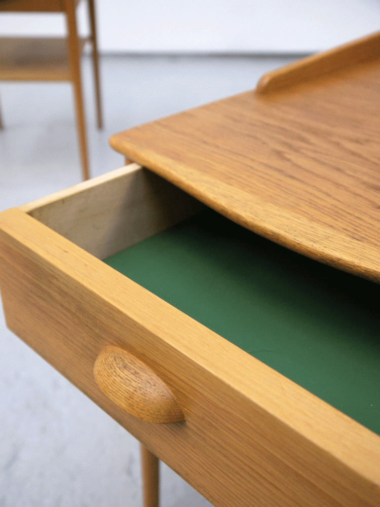 AB Erik Andersson & Co – Pair of Oak Bedside Tables