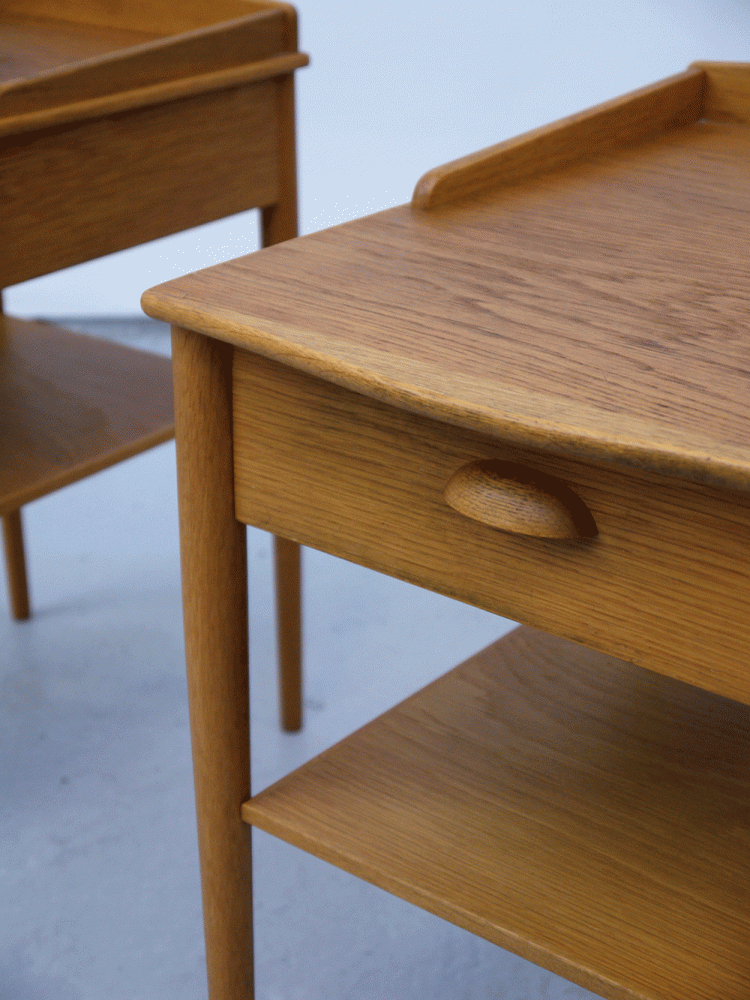 AB Erik Andersson & Co – Pair of Oak Bedside Tables