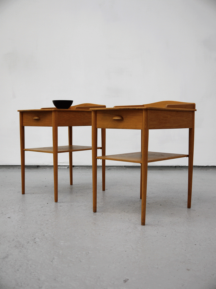 AB Erik Andersson & Co – Pair of Oak Bedside Tables