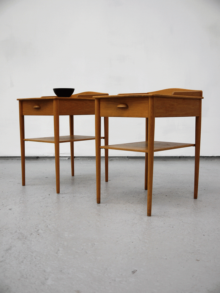 AB Erik Andersson & Co – Pair of Oak Bedside Tables
