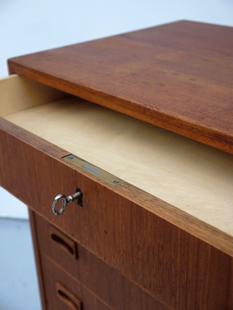 Danish – Lockable Tall Drawer Unit