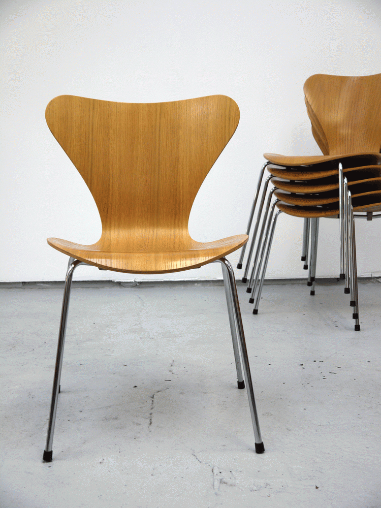 Arne Jacobsen – Series Seven Stacking Chairs