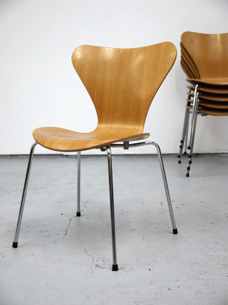 Arne Jacobsen – Series Seven Stacking Chairs