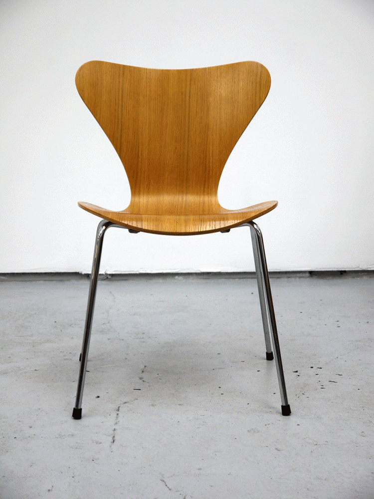 Arne Jacobsen – Series Seven Stacking Chairs