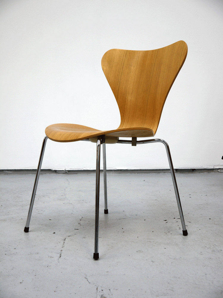 Arne Jacobsen – Series Seven Stacking Chairs
