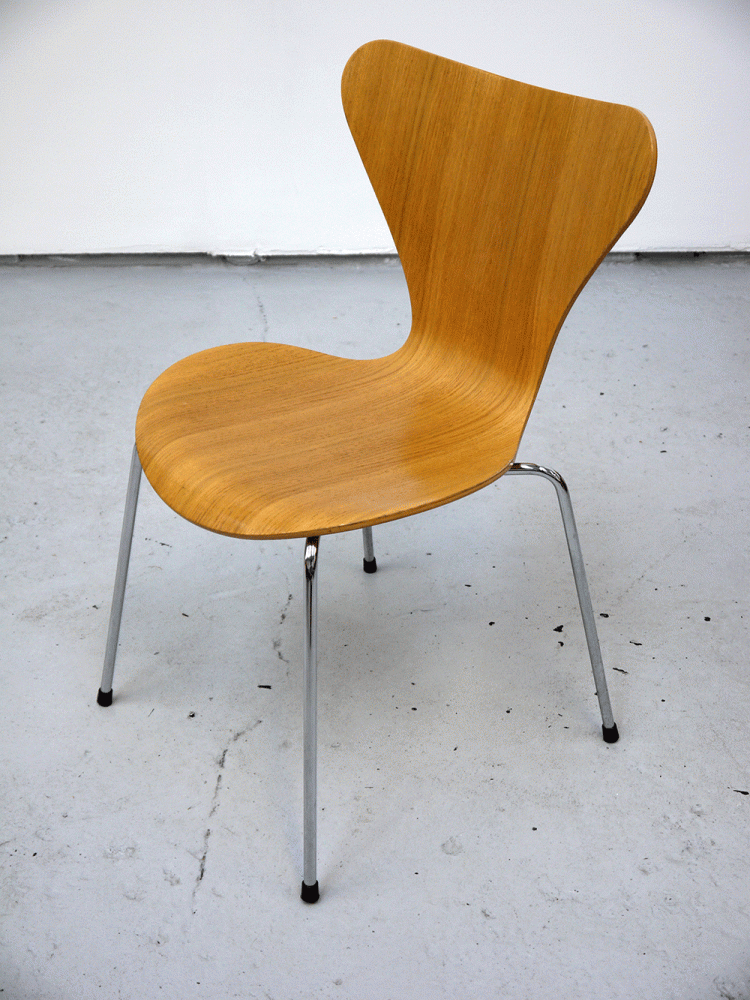 Arne Jacobsen – Series Seven Stacking Chairs
