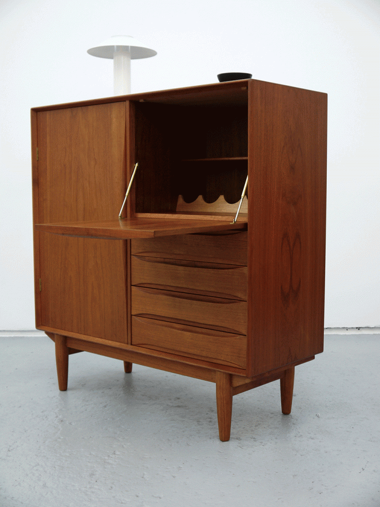 Arne Vodder – Dyrlund Bar Cabinet
