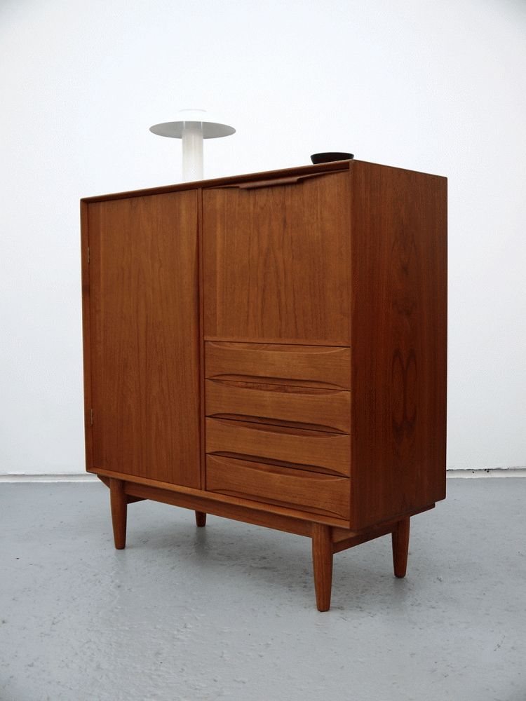 Arne Vodder – Dyrlund Bar Cabinet