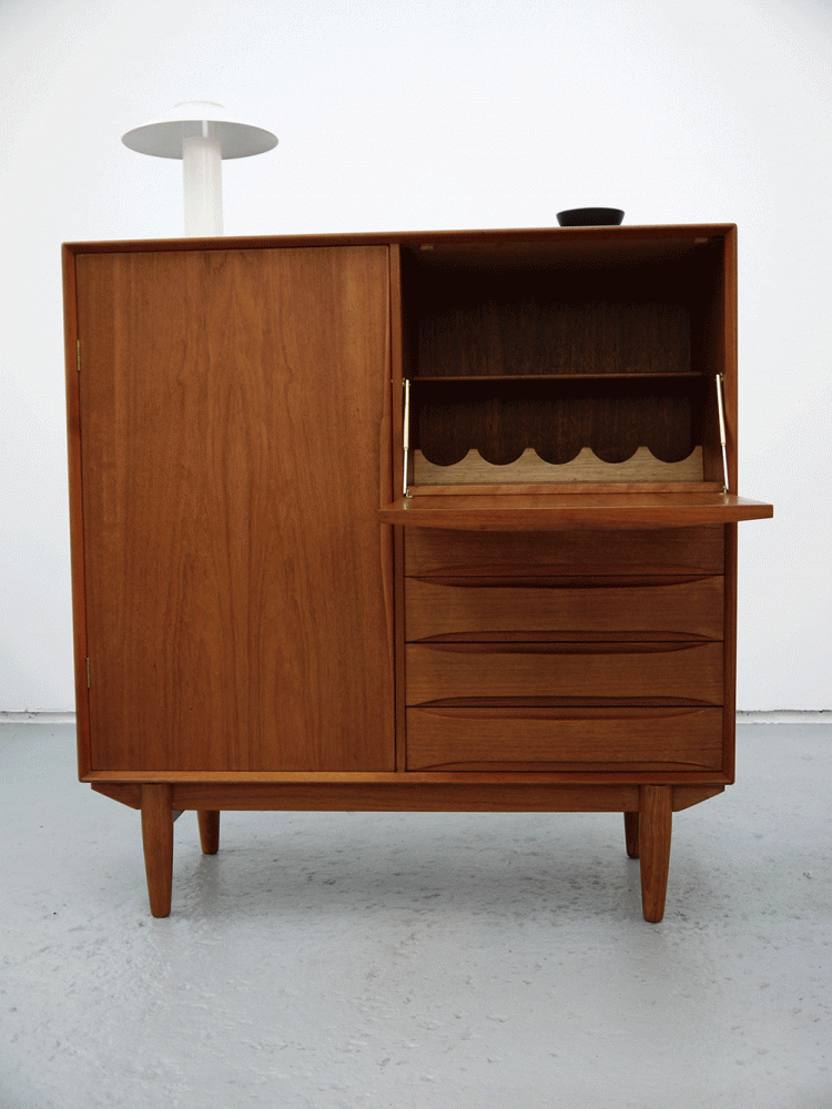 Arne Vodder – Dyrlund Bar Cabinet