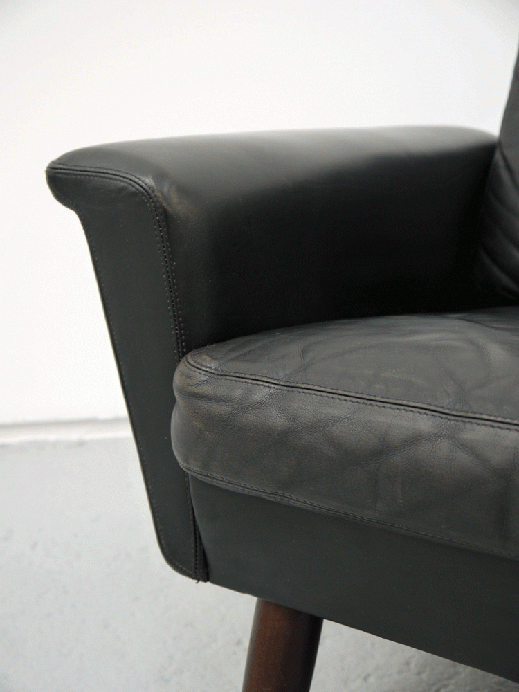 Skippers Mobler – Large Four Seat Leather Sofa