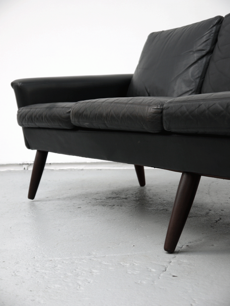 Skippers Mobler – Large Four Seat Leather Sofa