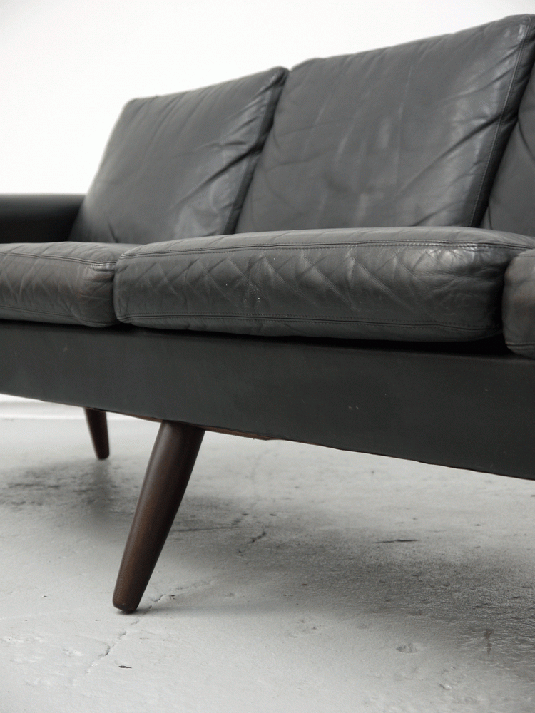 Skippers Mobler – Large Four Seat Leather Sofa