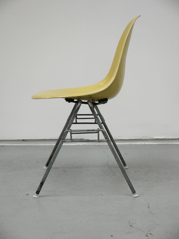 Charles and Ray Eames – Stacking Side Shell Chair